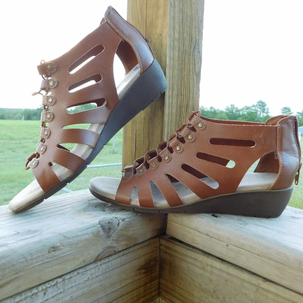 BareTraps SZ 8.5 WIDE Brown Wedge Sandles